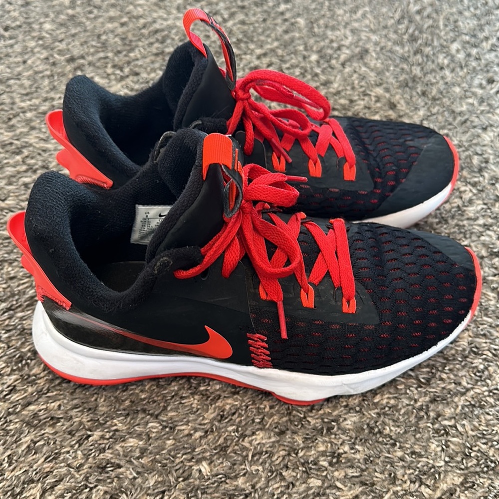 Pre-Owned LeBron Witness 5 Basketball Shoes. Size 8 (Men’s).